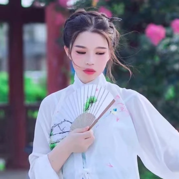 清新嫩綠帶傘女生頭像，唯美古風(fēng)真人頭像