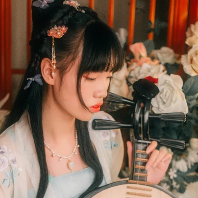 可愛彈琵琶女生頭像,唯美古風真人頭像