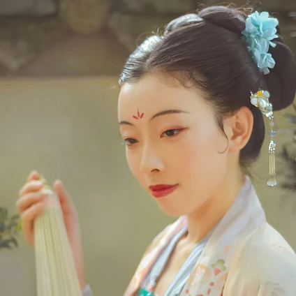 古韻帶團扇女生頭像,唯美古風真人頭像