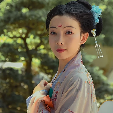 古韻帶團扇女生頭像,唯美古風真人頭像