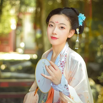 古韻帶團扇女生頭像,唯美古風真人頭像