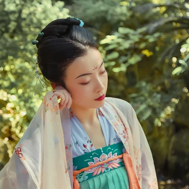 古韻帶團扇女生頭像,唯美古風真人頭像