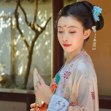 古韻帶團扇女生頭像,唯美古風真人頭像