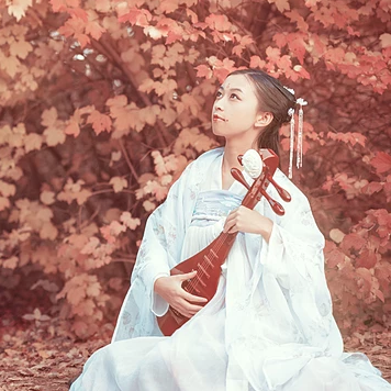 落葉意境彈琵琶女生頭像，唯美古風(fēng)真人頭像