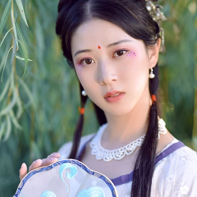 紅花綠葉帶團(tuán)扇女生頭像，唯美古風(fēng)真人頭像