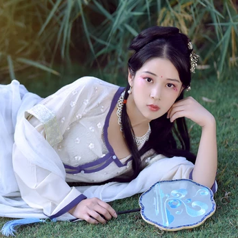 紅花綠葉帶團(tuán)扇女生頭像，唯美古風(fēng)真人頭像