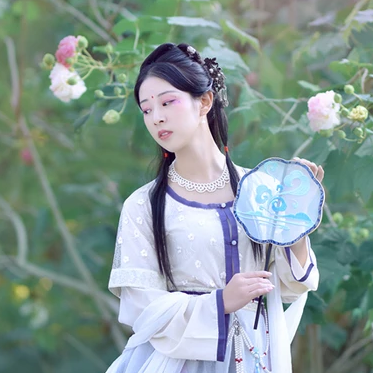 紅花綠葉帶團(tuán)扇女生頭像，唯美古風(fēng)真人頭像