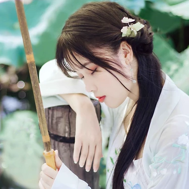 荷塘邊帶傘女生頭像，唯美古風(fēng)真人頭像