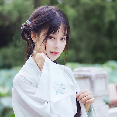 荷塘邊帶傘女生頭像，唯美古風(fēng)真人頭像