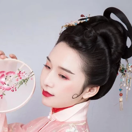 古典帶團(tuán)扇女生頭像，唯美古風(fēng)真人頭像