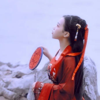 文藝紅衣帶團扇女生頭像,唯美古風(fēng)真人頭像