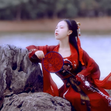 文藝紅衣帶團扇女生頭像,唯美古風(fēng)真人頭像