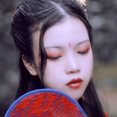 文藝紅衣帶團扇女生頭像,唯美古風(fēng)真人頭像