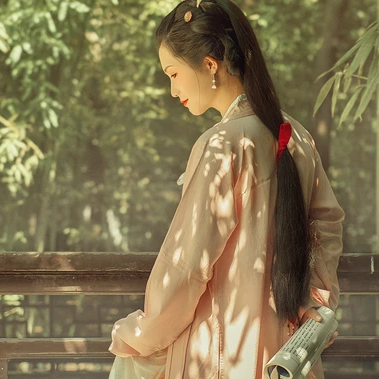 文藝清新帶團扇女生頭像，唯美古風真人頭像