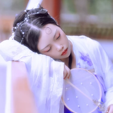 蝴蝶飛舞女生頭像，唯美古風(fēng)真人頭像