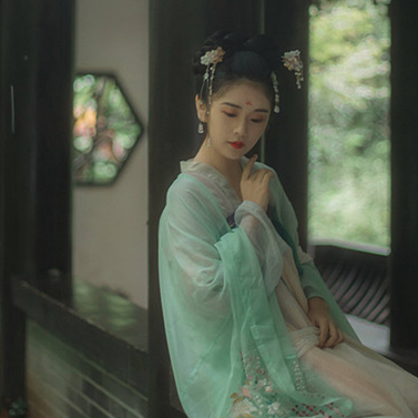 庭院長(zhǎng)廊帶傘女生頭像，唯美古風(fēng)真人頭像