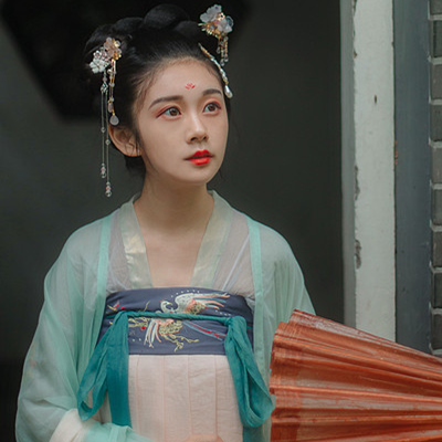 庭院長(zhǎng)廊帶傘女生頭像，唯美古風(fēng)真人頭像