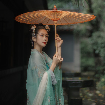 庭院長(zhǎng)廊帶傘女生頭像，唯美古風(fēng)真人頭像