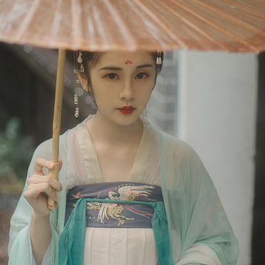 庭院長(zhǎng)廊帶傘女生頭像，唯美古風(fēng)真人頭像