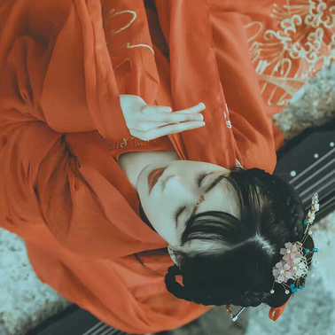 烈焰紅衣女生頭像，唯美古風(fēng)真人頭像