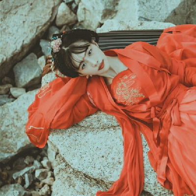 烈焰紅衣女生頭像，唯美古風(fēng)真人頭像
