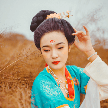 紅妝帶折扇女生頭像，唯美古風真人頭像