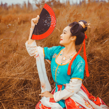 紅妝帶折扇女生頭像，唯美古風真人頭像