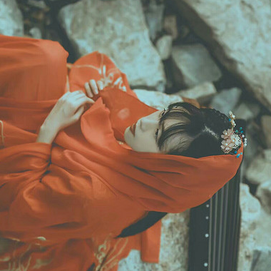 烈焰紅衣女生頭像，唯美古風(fēng)真人頭像