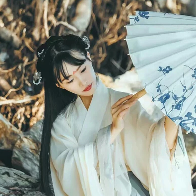 素衣帶傘和團(tuán)扇女生頭像，唯美古風(fēng)真人頭像
