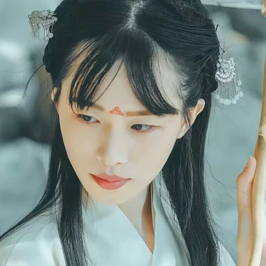 素衣帶傘和團(tuán)扇女生頭像，唯美古風(fēng)真人頭像