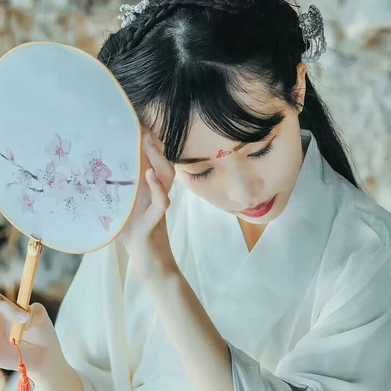素衣帶傘和團(tuán)扇女生頭像，唯美古風(fēng)真人頭像