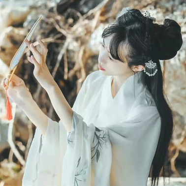 素衣帶傘和團(tuán)扇女生頭像，唯美古風(fēng)真人頭像