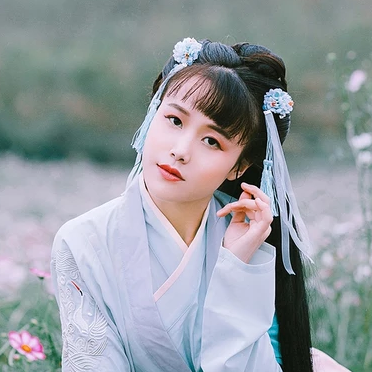 花叢中女生頭像，唯美古風(fēng)真人頭像