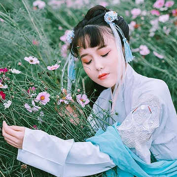 花叢中女生頭像，唯美古風(fēng)真人頭像