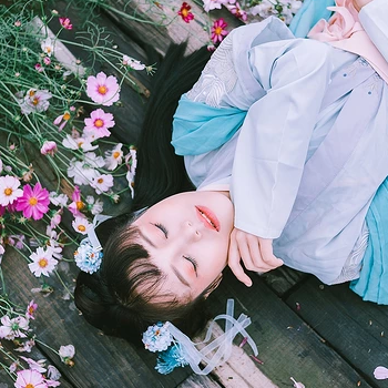 花叢中女生頭像，唯美古風(fēng)真人頭像