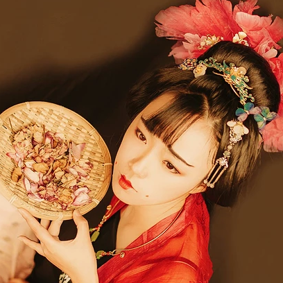 妖艷紅衣女生頭像，唯美古風真人頭像