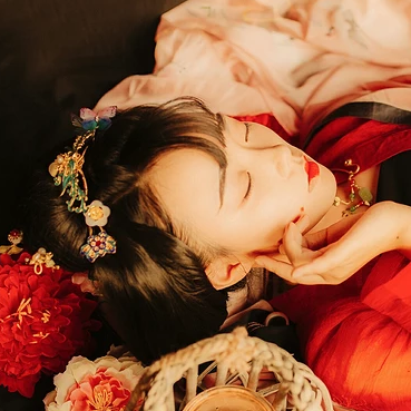 妖艷紅衣女生頭像，唯美古風真人頭像