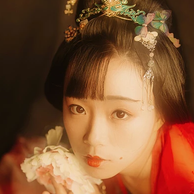 妖艷紅衣女生頭像，唯美古風真人頭像