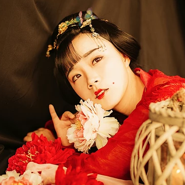 妖艷紅衣女生頭像，唯美古風真人頭像