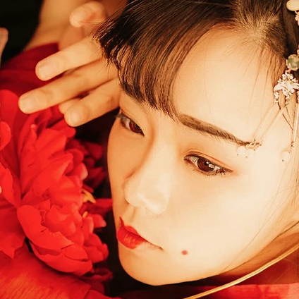 妖艷紅衣女生頭像，唯美古風真人頭像