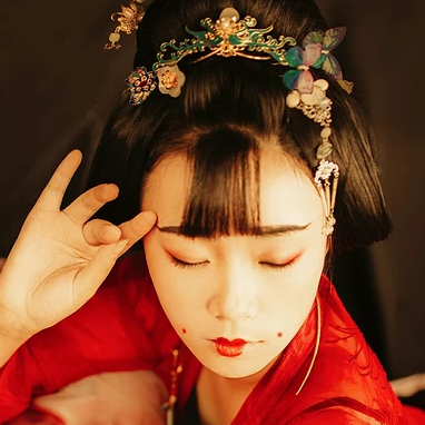 妖艷紅衣女生頭像，唯美古風真人頭像