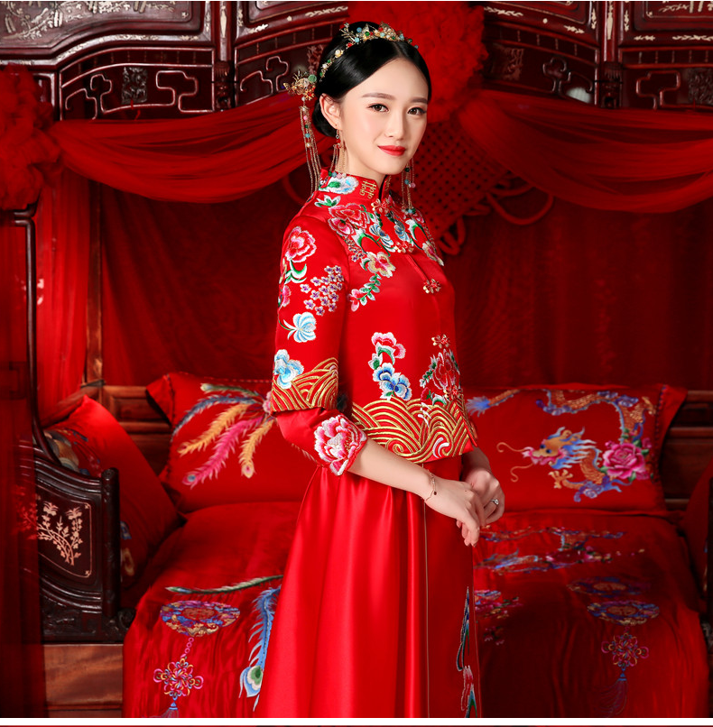花團(tuán)錦簇中式禮服，新娘結(jié)婚禮服