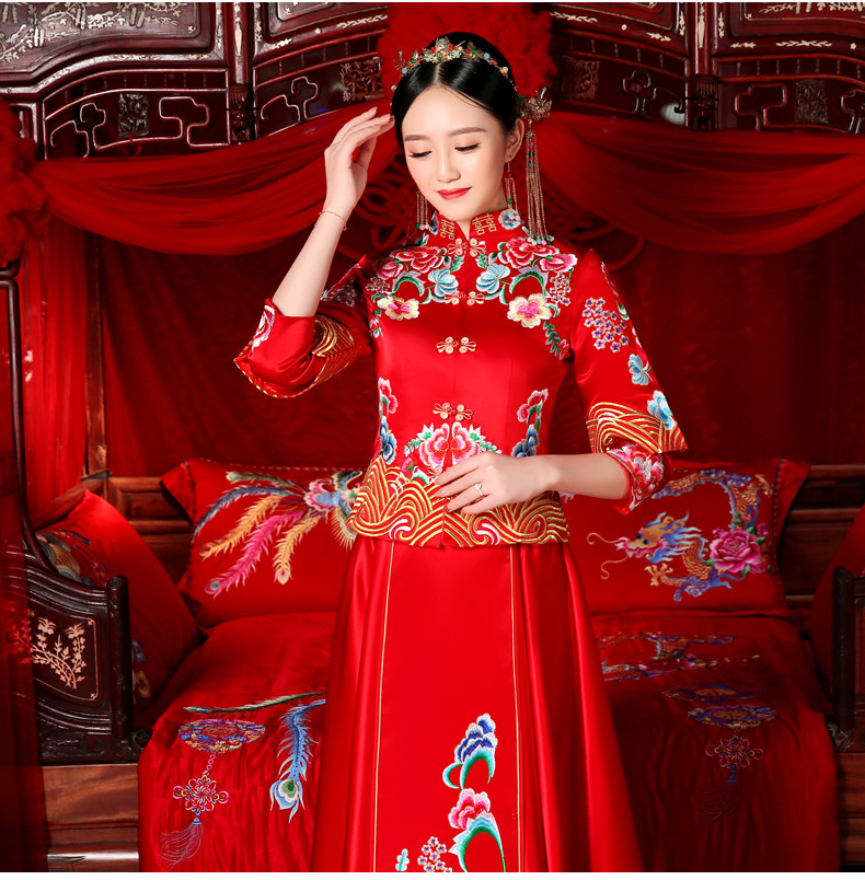 花團(tuán)錦簇中式禮服，新娘結(jié)婚禮服