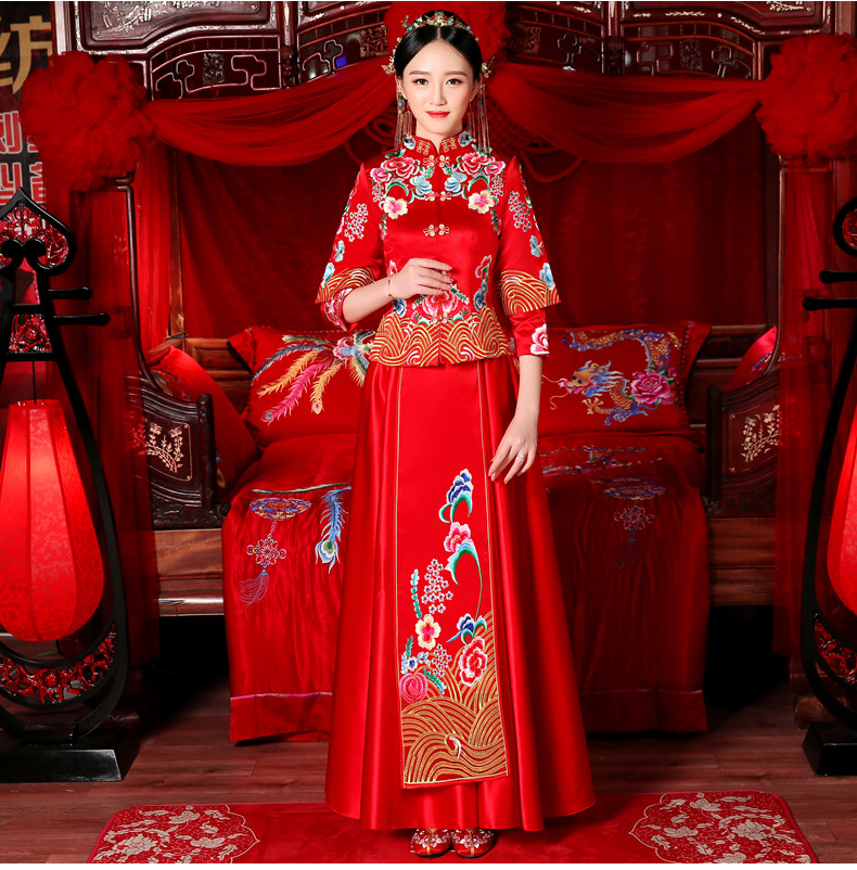 花團(tuán)錦簇中式禮服，新娘結(jié)婚禮服