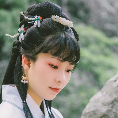 庭院帶團扇女生頭像，唯美古風(fēng)真人頭像