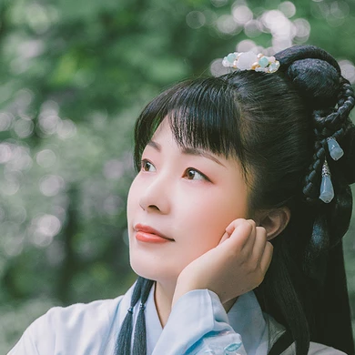 庭院帶團扇女生頭像，唯美古風(fēng)真人頭像