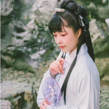 庭院帶團扇女生頭像，唯美古風(fēng)真人頭像