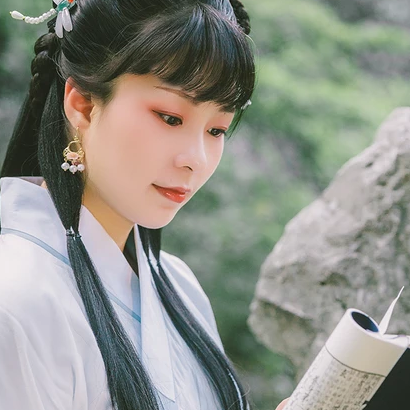 庭院帶團扇女生頭像，唯美古風(fēng)真人頭像