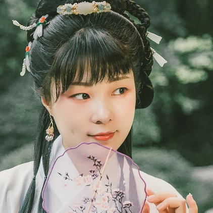 庭院帶團扇女生頭像，唯美古風(fēng)真人頭像