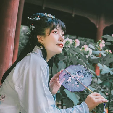 庭院帶團扇女生頭像，唯美古風(fēng)真人頭像